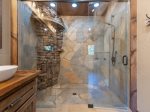 Stone Creek Lodge: Entry Level Master Bathroom